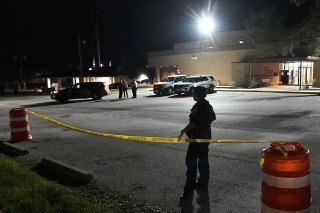 Le suspect a été capturé, alors qu'il se cachait dans un placard sous des vêtements dans une maison au nord de Houston.